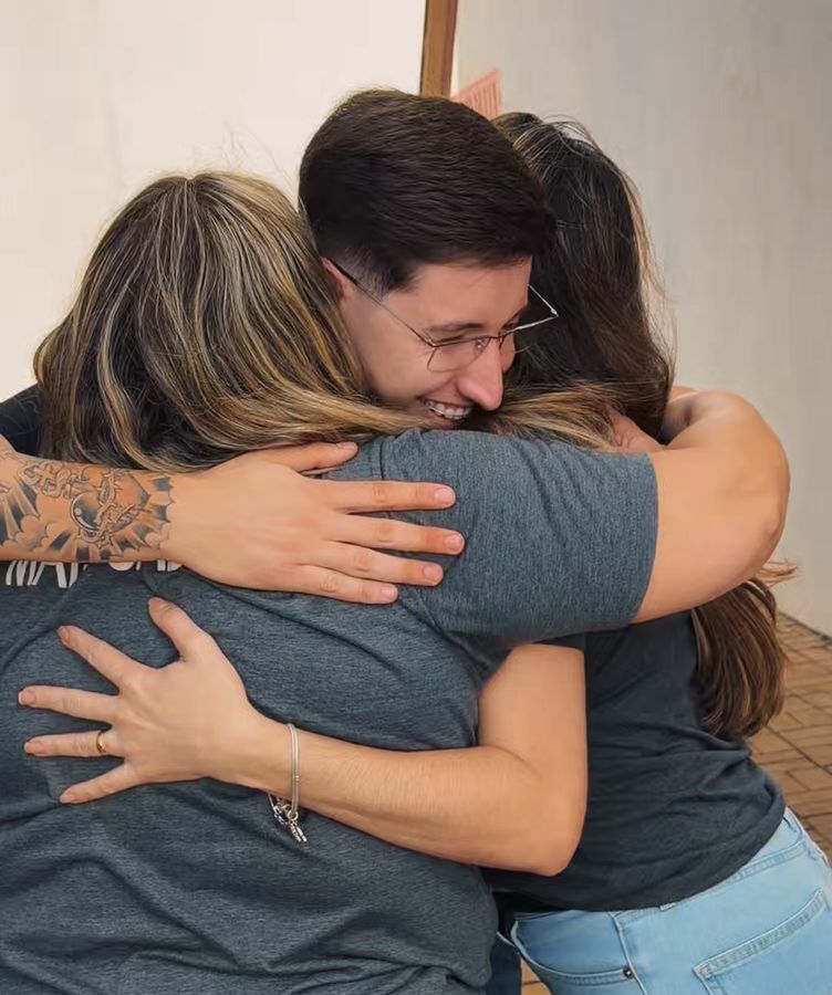 Colaboradores em um abraço coletivo