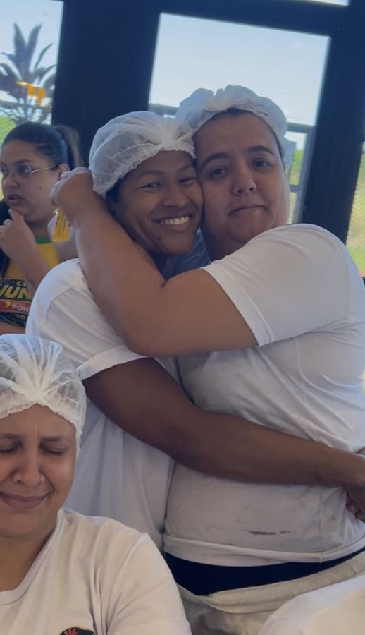 Colaboradoras se abraçando