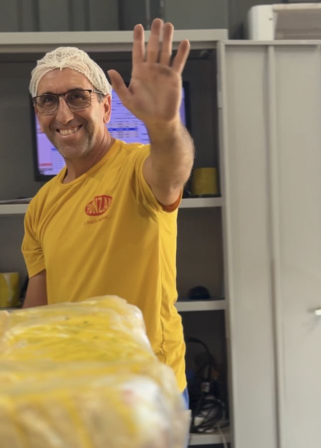 Colaborador acenando no ambiente de trabalho