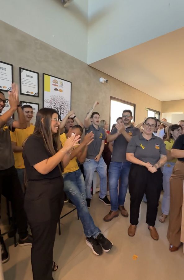 Equipe da Ponzan comemorando