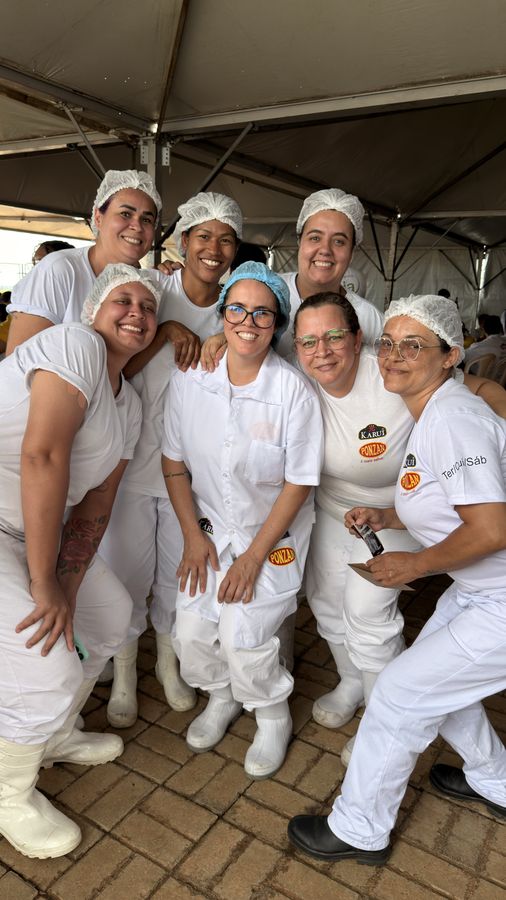 Colaboradoras da Ponzan reunidas e sorrindo