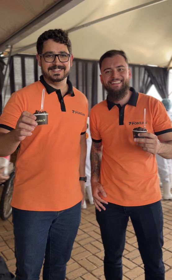 Colaboradores em uma confraternização