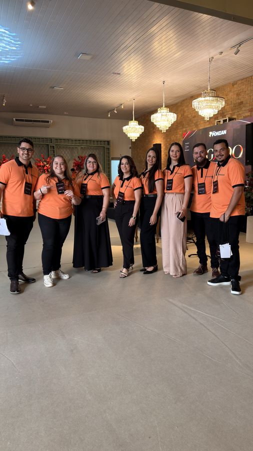 Equipe da Ponzan uniformizada em um evento