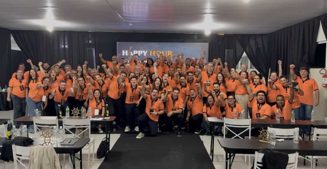 Equipe da Ponzan comemorando em um happy hour
