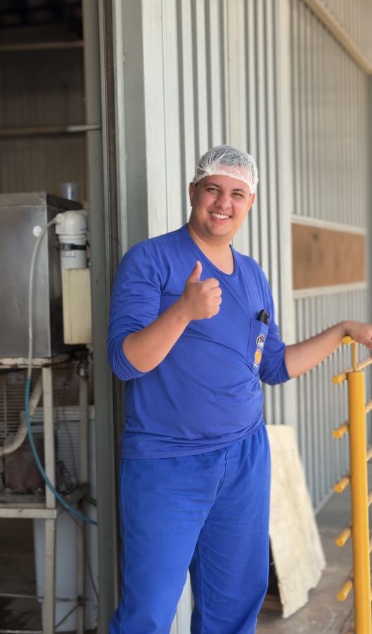 Colaborador da produção fazendo sinal de positivo