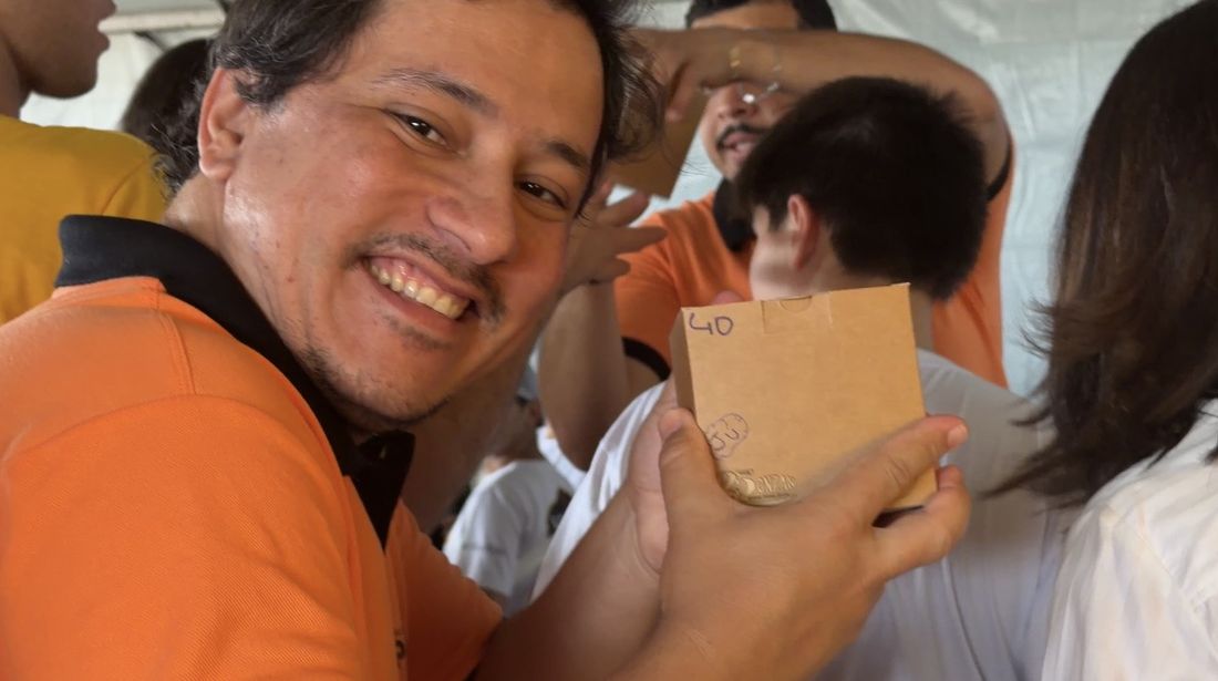 Colaborador sorrindo durante uma comemoração