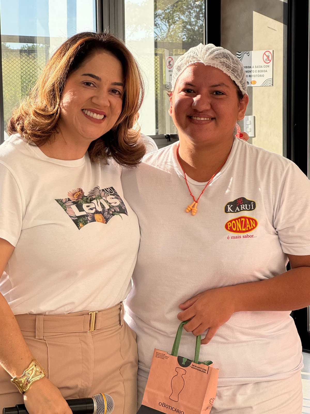 Colaboradoras da Ponzan abraçadas