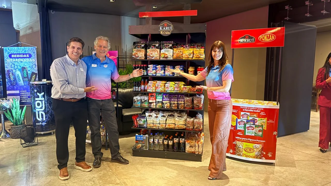 Equipe da Ponzan com os produtos da marca