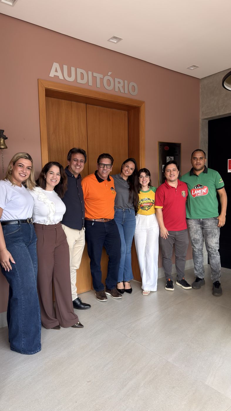 Equipe da Ponzan reunida em frente ao auditório