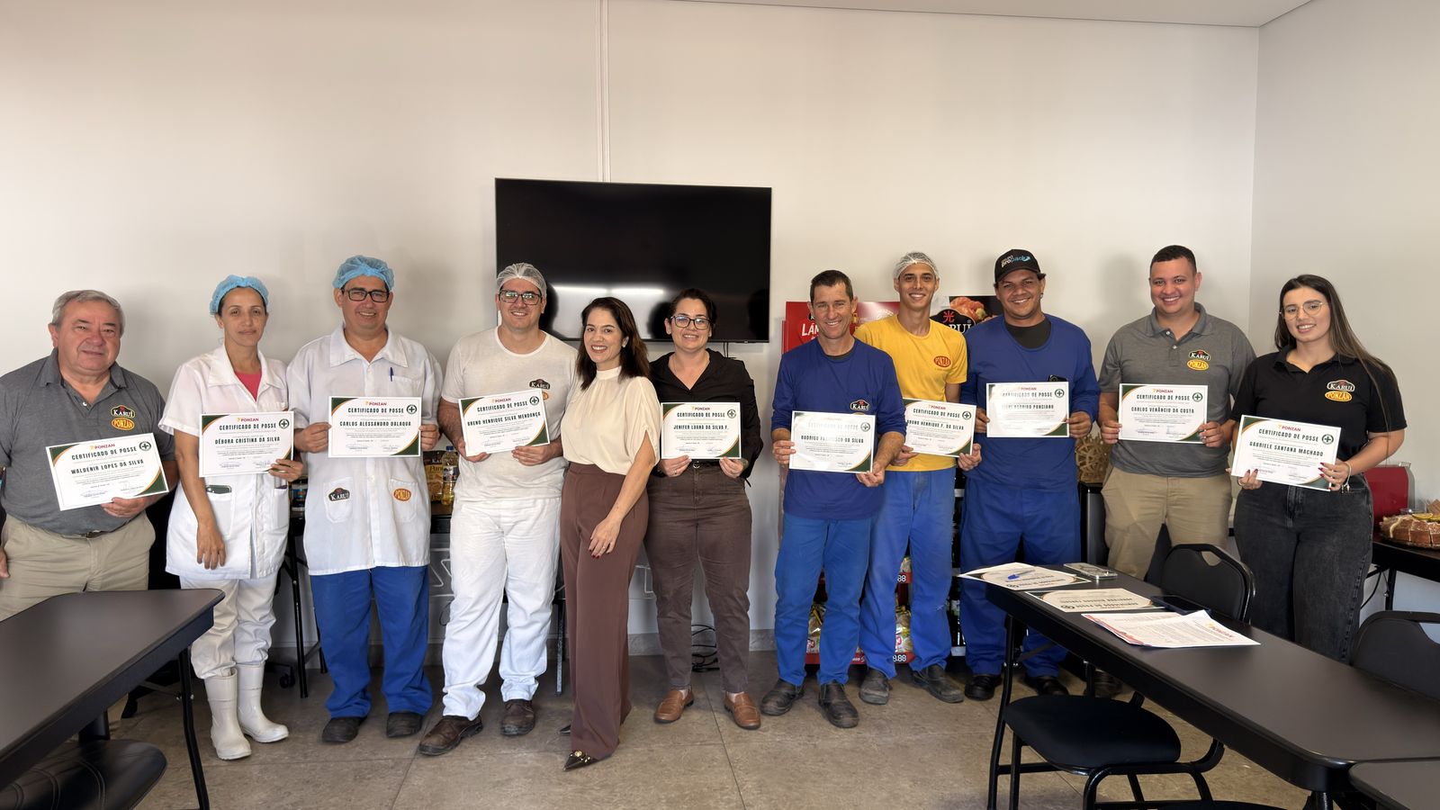 Colaboradores da Ponzan recebendo certificados de treinamento