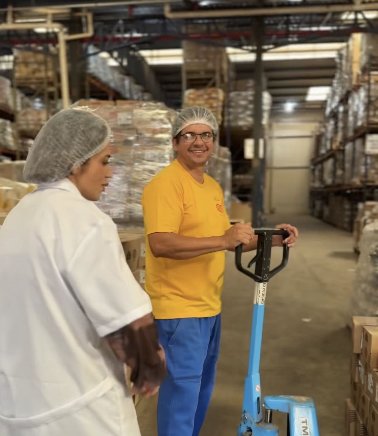 Colaboradores no estoque organizado da Ponzan